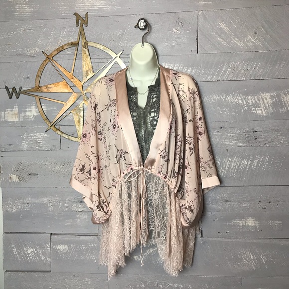 coco & jaimeson Tops - Sexy & feminine kimono/ shrug
